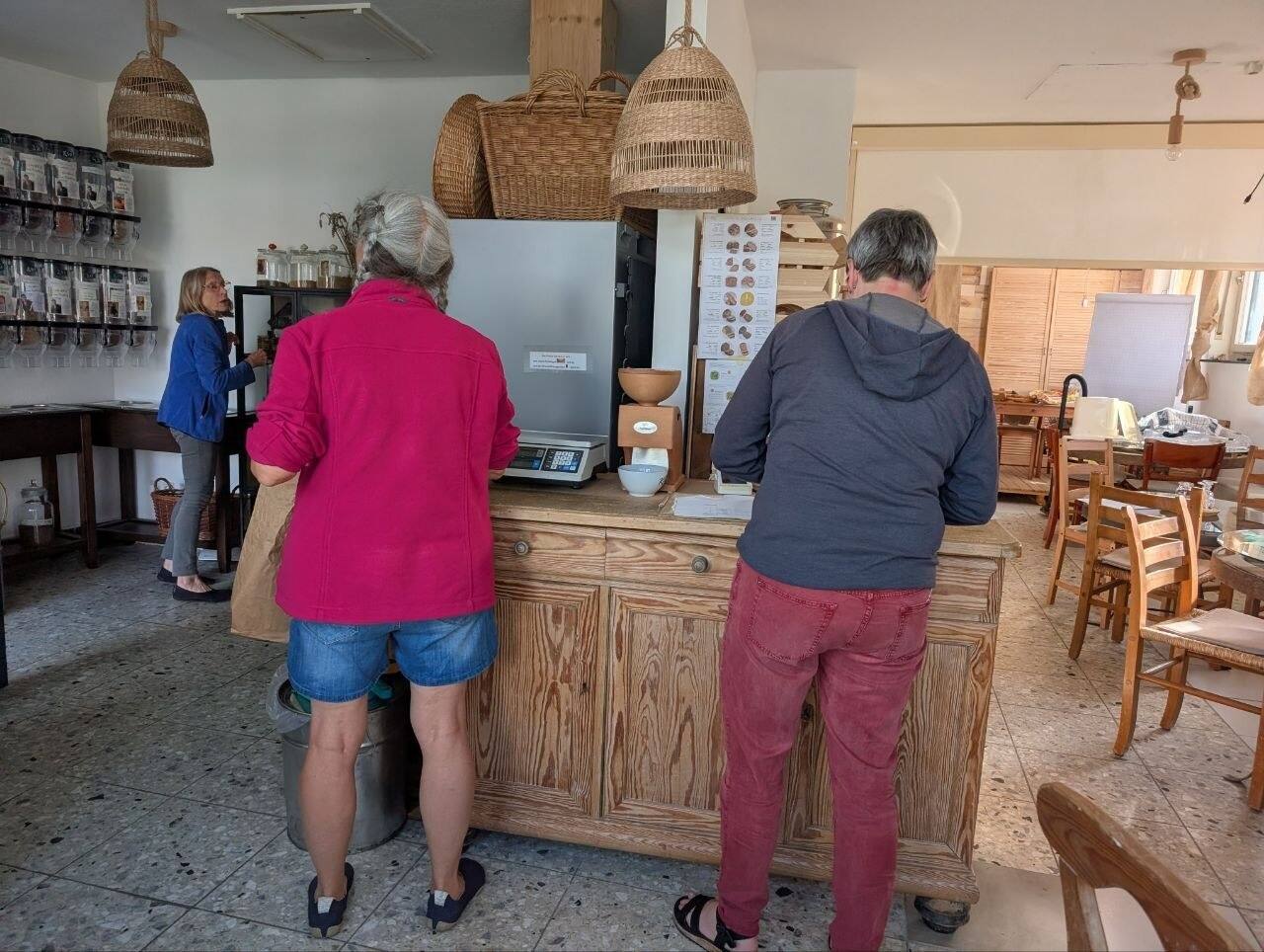 Selbstbedienungsbereich im LebensMittelPunkt-Zentrum — Mitglieder wiegen lose Lebensmittel an der Waage ab