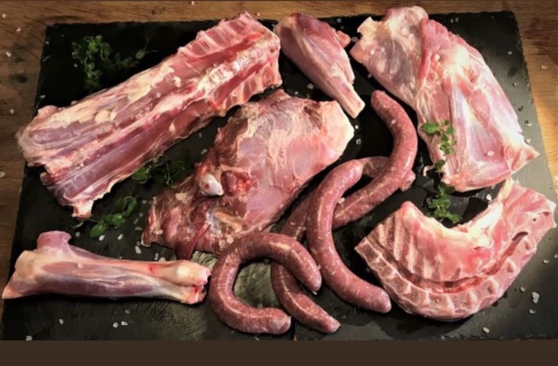 Fleischpakete von Lamm, Ziege, Schaf und Rind von Höfen aus der Umgebung
