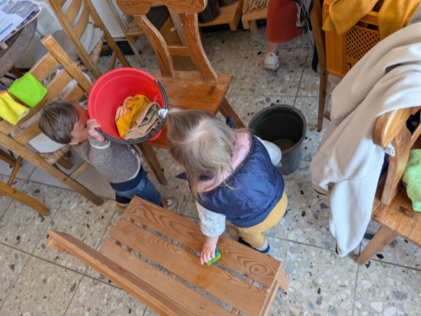 Kinder beim Mithelfen auf dem Acker