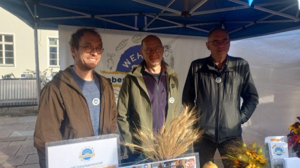 Vereins-Stand mit Mitwirkenden vor Ort