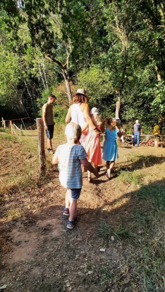 Familien auf dem Weg zu einem gemeinsamen Treffen am Waldrand