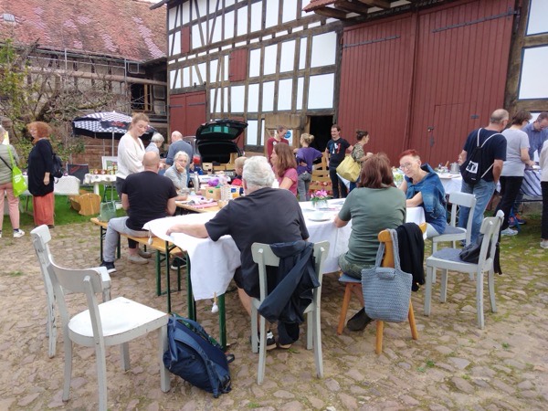 Hofgemeinschaft bei einem Treffen im Innenhof eines Wehrdaer Hofes
