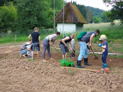 Verschiedene Generationen lernen und gärtnern gemeinsam